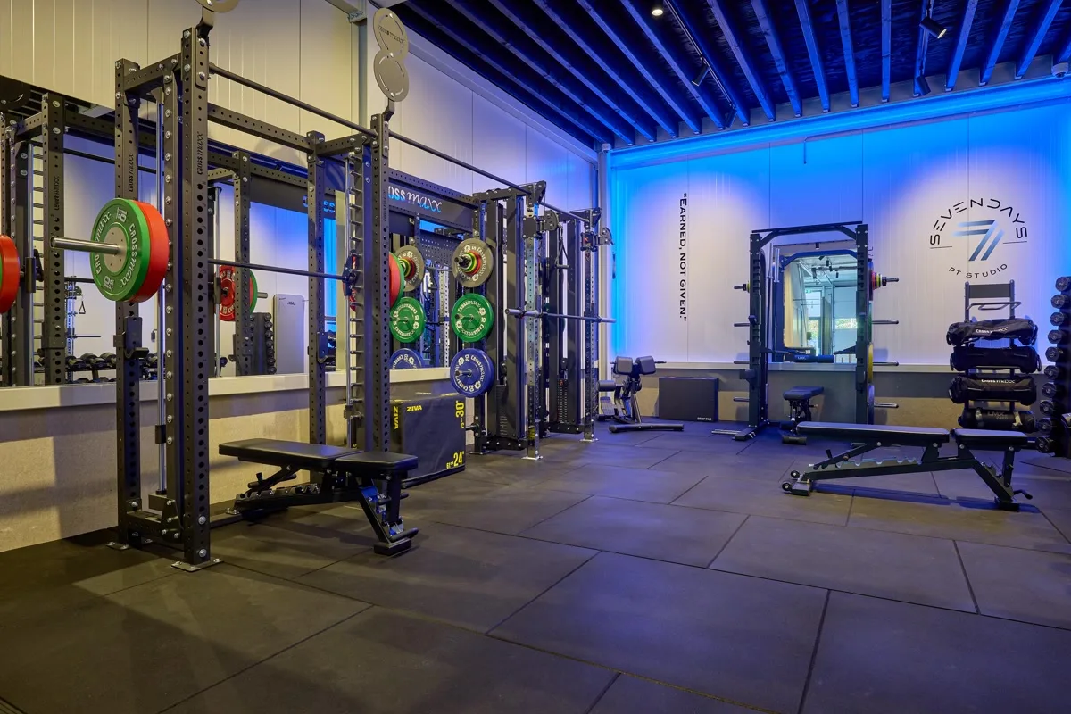 De trainingsruimte met rack en vrije gewichten
