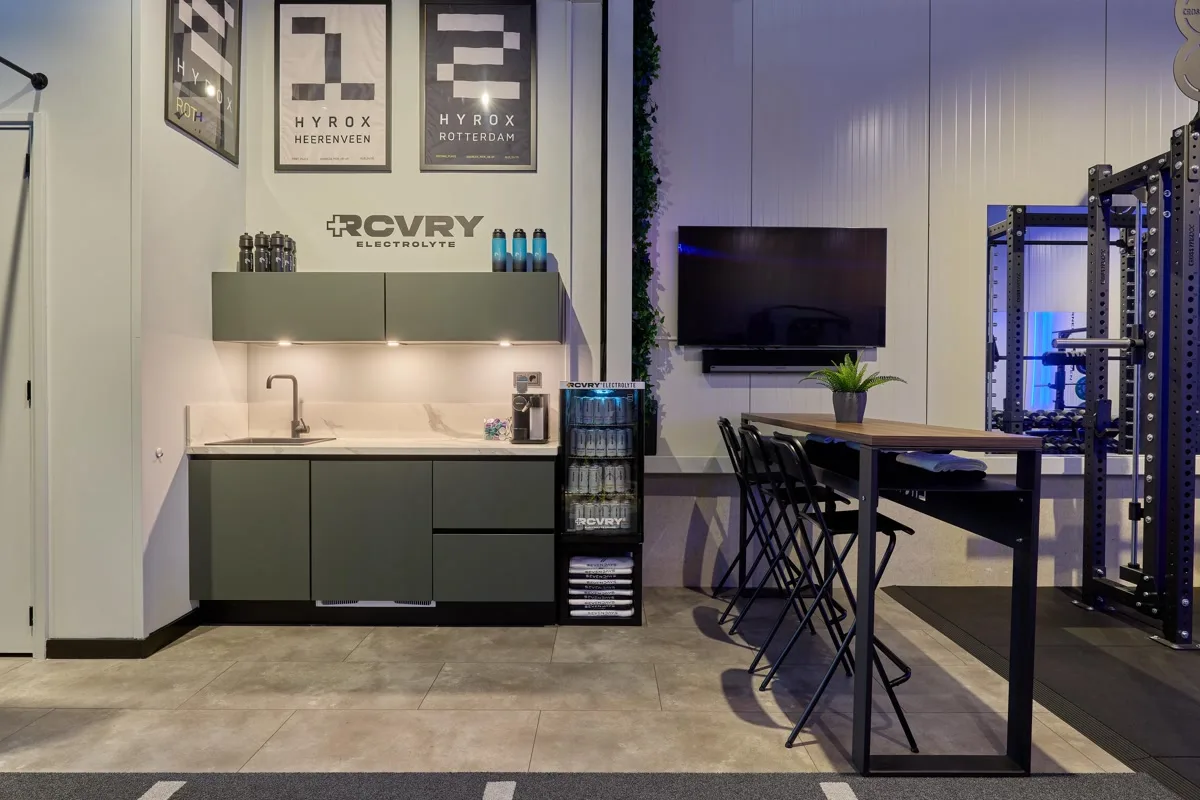De zithoek en keuken van de studio