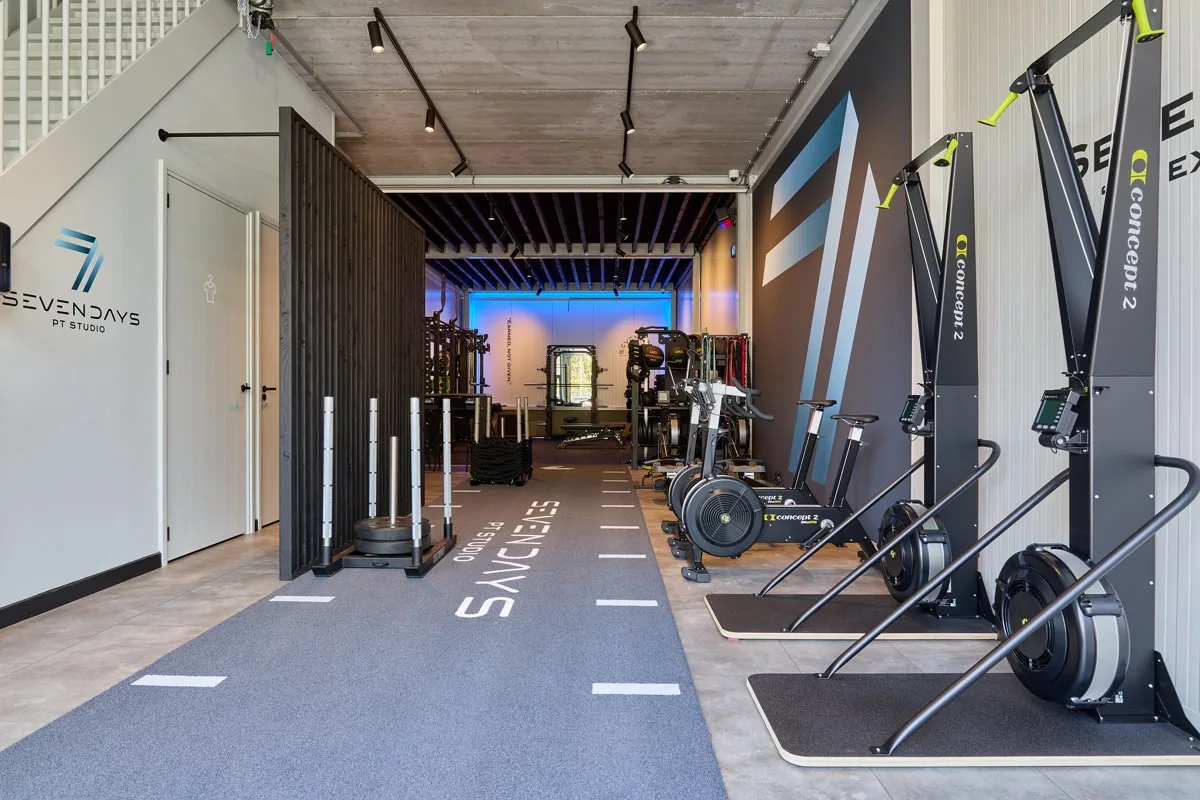 De gang met cardio- en kabelapparatuur